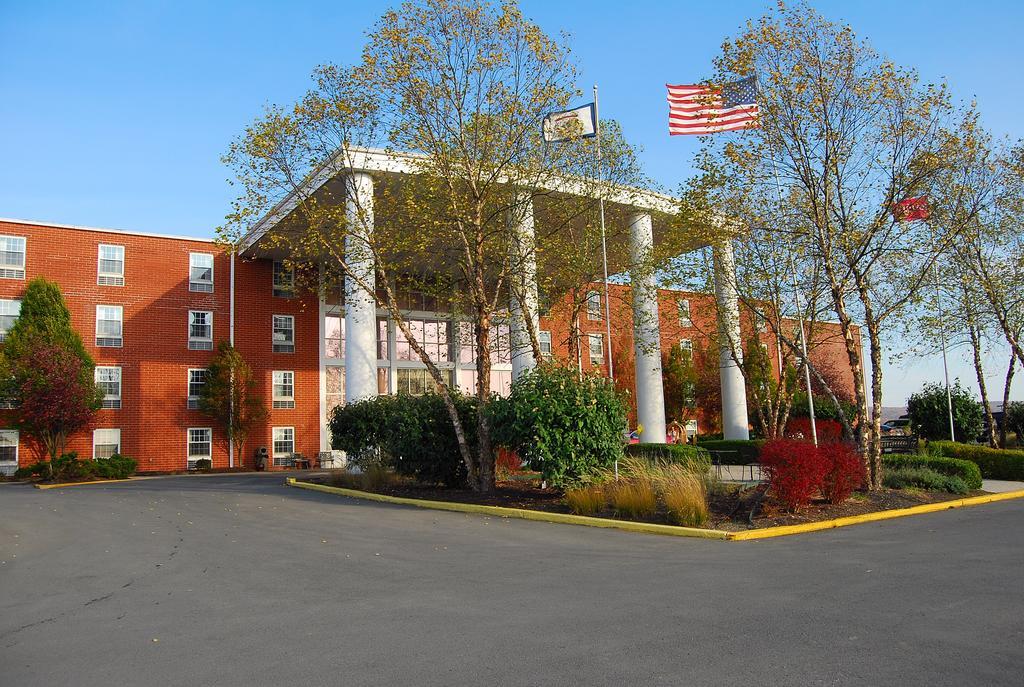 מלון מורגנטאון Ramada Conference Center מראה חיצוני תמונה