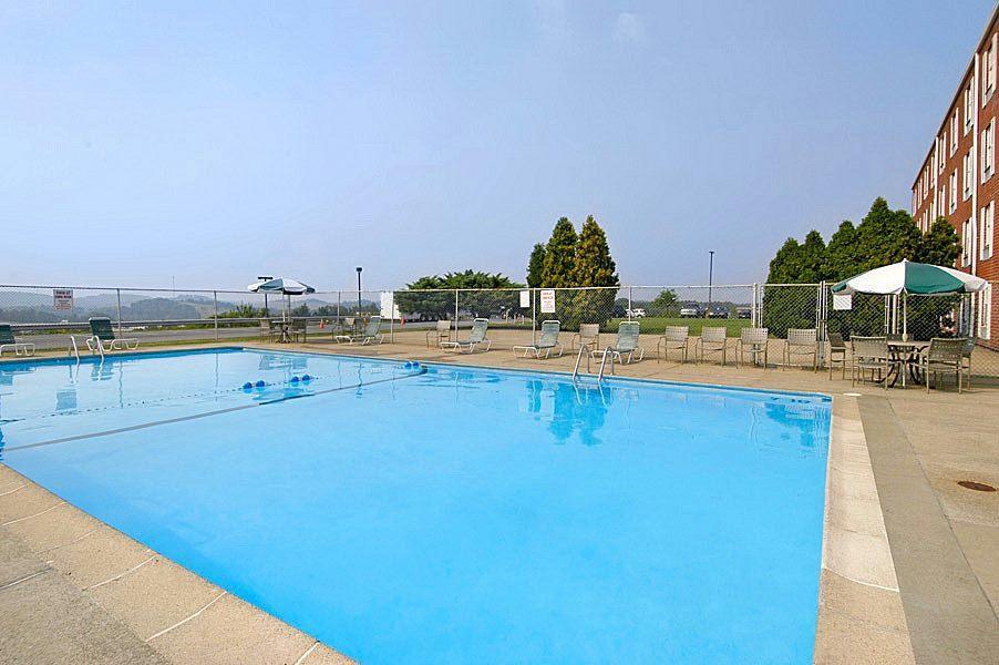 מלון מורגנטאון Ramada Conference Center מתקנים תמונה